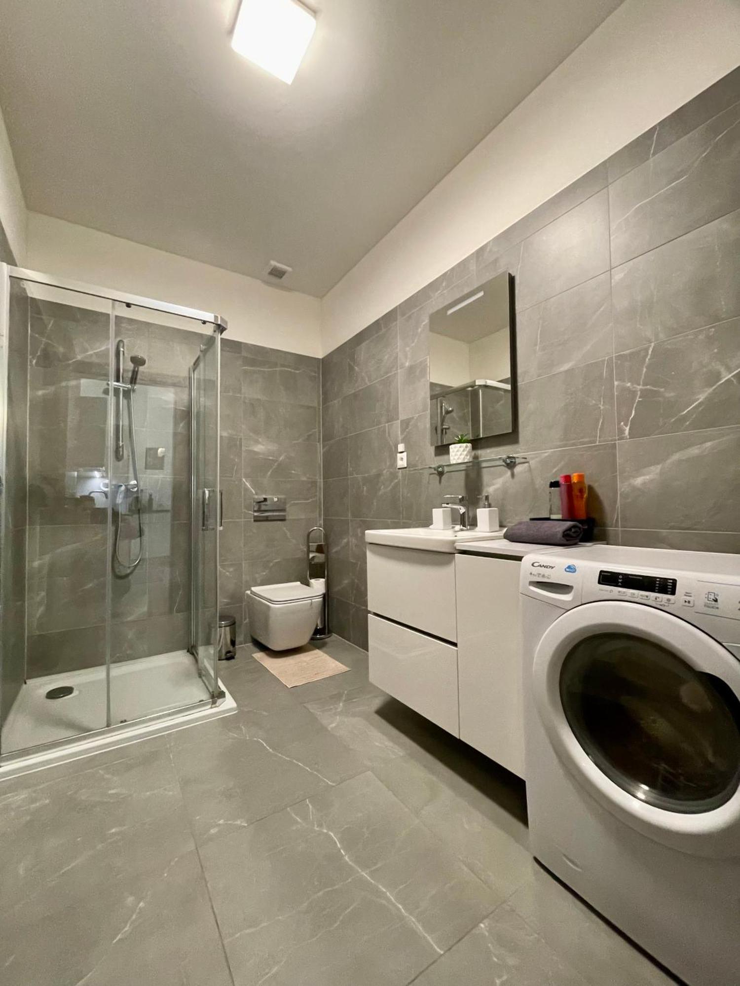 New, Beautiful Apt With Parking In Best Location! 布拉迪斯拉发 外观 照片