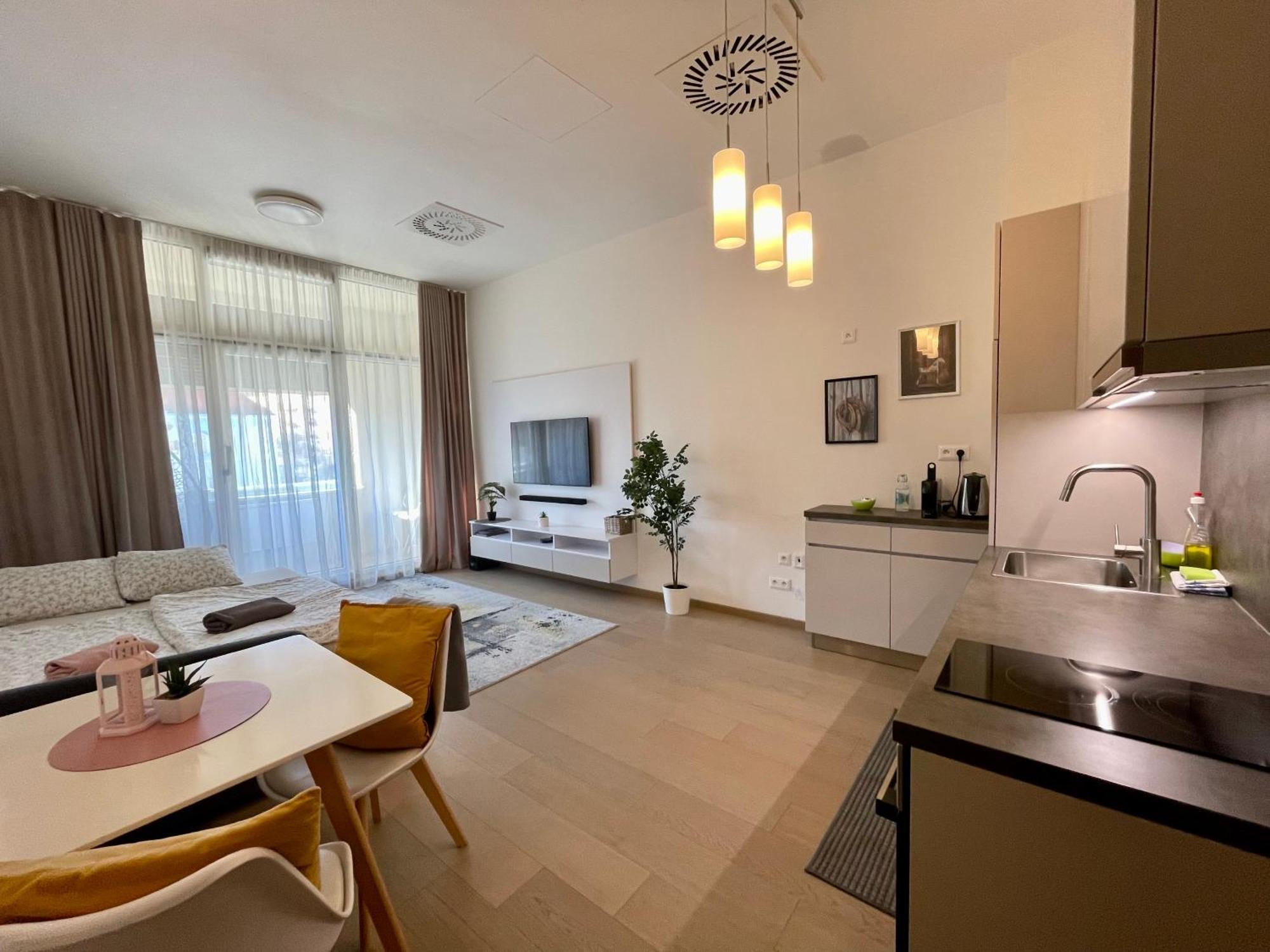 New, Beautiful Apt With Parking In Best Location! 布拉迪斯拉发 外观 照片