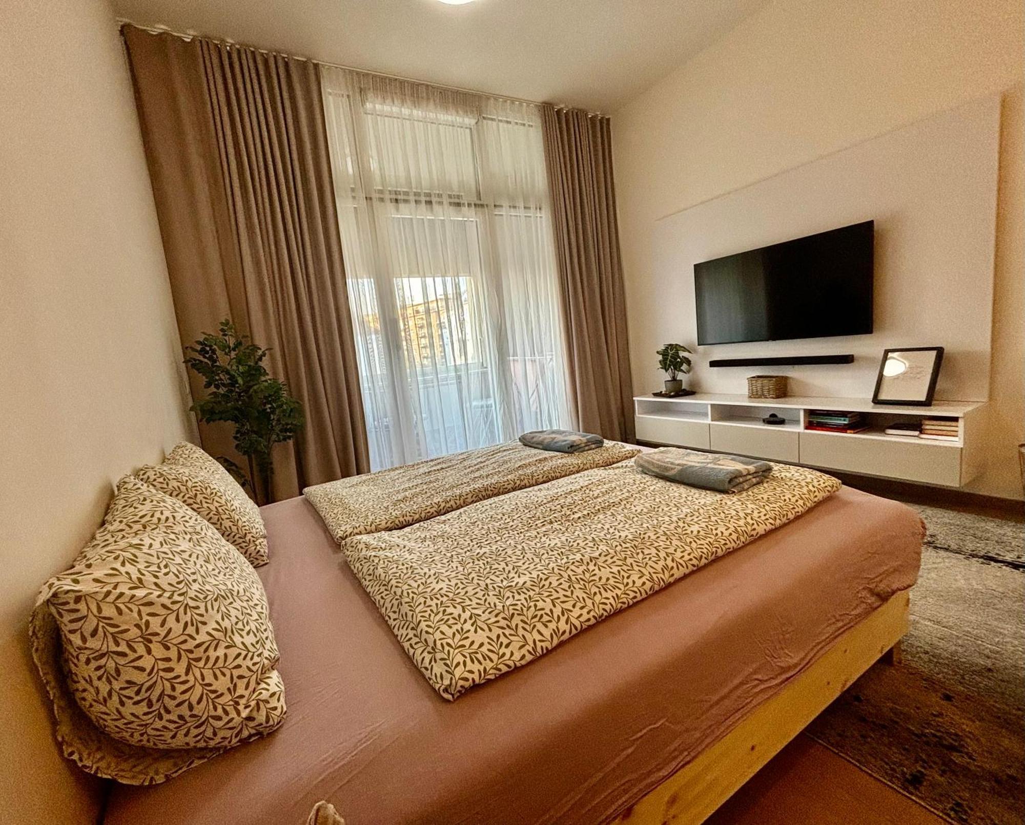 New, Beautiful Apt With Parking In Best Location! 布拉迪斯拉发 外观 照片